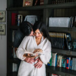 мужчина обнимает девушку со спины и смеется