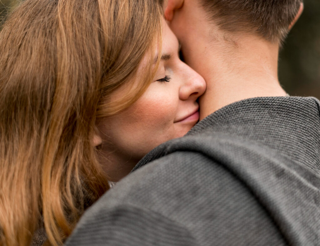 девушка с закрытыми глазами обнимает парня