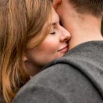девушка с закрытыми глазами обнимает парня
