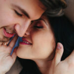 девушка и парень стоят в обнимку и улыбаются